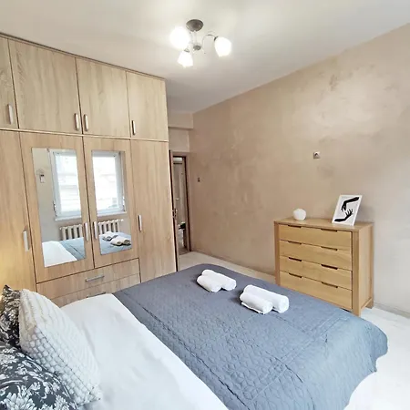 2bdr With Parking For 4 People