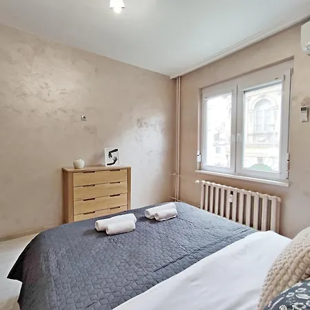 2bdr With Parking For 4 People